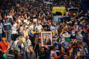 Simpatizantes de Nicolás Maduro protestan en las calles tras la captura y secuestro de su mandatario.