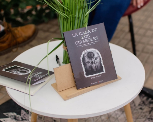 "La Casa de los Girasoles" por Nayla Acosta.